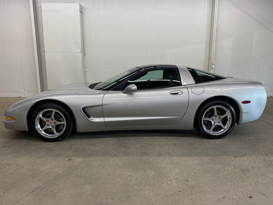 2004 Chevrolet Corvette Coupe Silver Front Wheel View