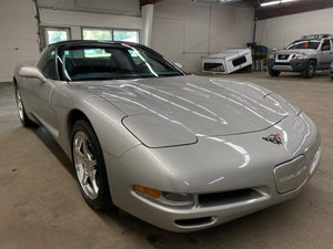 2004 Chevrolet Corvette Coupe Silver Front Right View