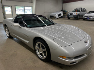 2004 Chevrolet Corvette Coupe Silver Front Right View Top Off